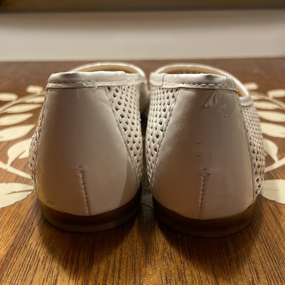 Women's TALBOTS white flat shoes. Size 6 - Picture 2 of 6